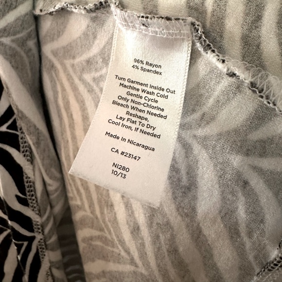 Talbots Black and White Design Top small - Picture 5 of 5